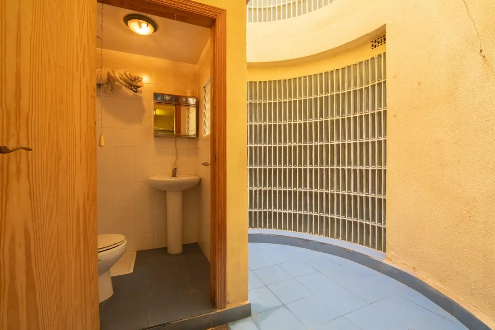 Badezimmer von Wohnung zum Verkauf in Elche / Elx mit Klimaanlage, Heizung und Balkon