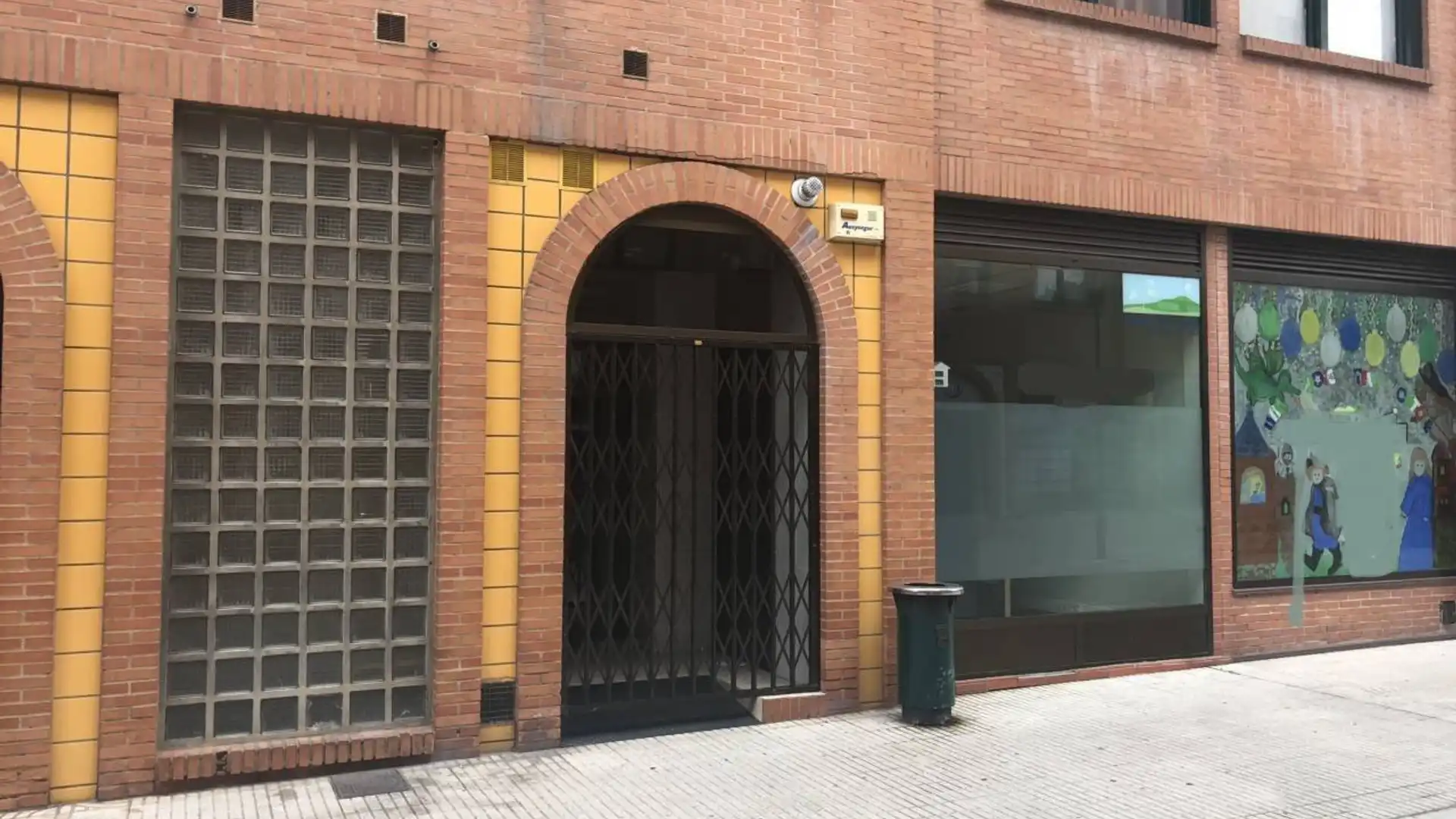 Vista exterior de Local de alquiler en Oviedo 