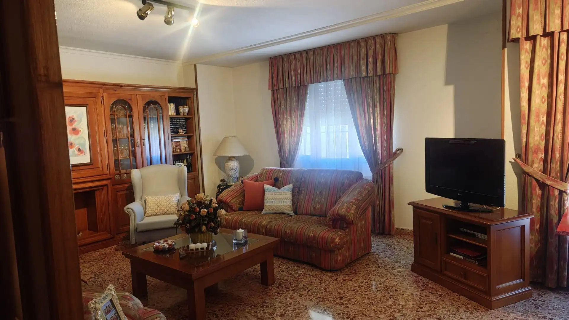 Wohnzimmer von Einfamilien-Reihenhaus zum Verkauf in Argamasilla de Calatrava mit Klimaanlage, Heizung und Abstellraum
