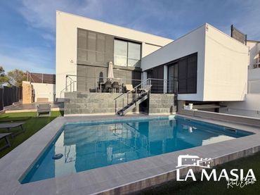 Casa amb piscina en venda a Canyelles