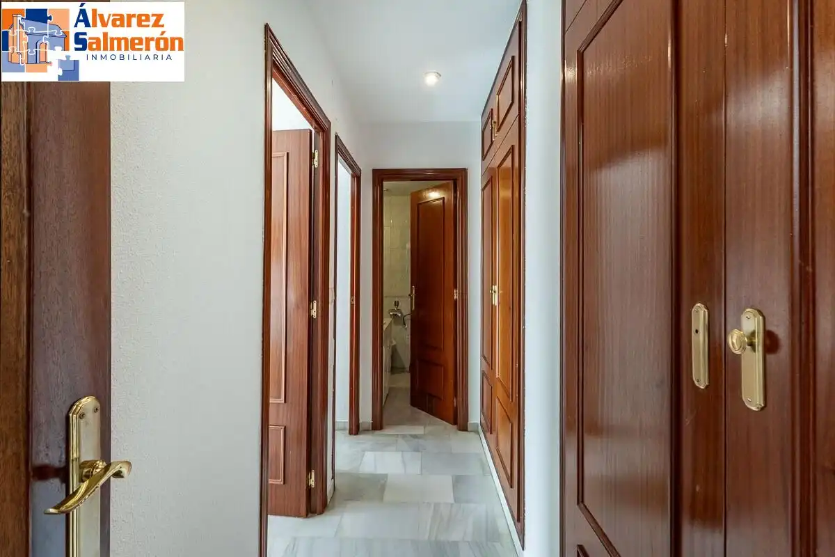 Piso en venta en Granada con Balcón