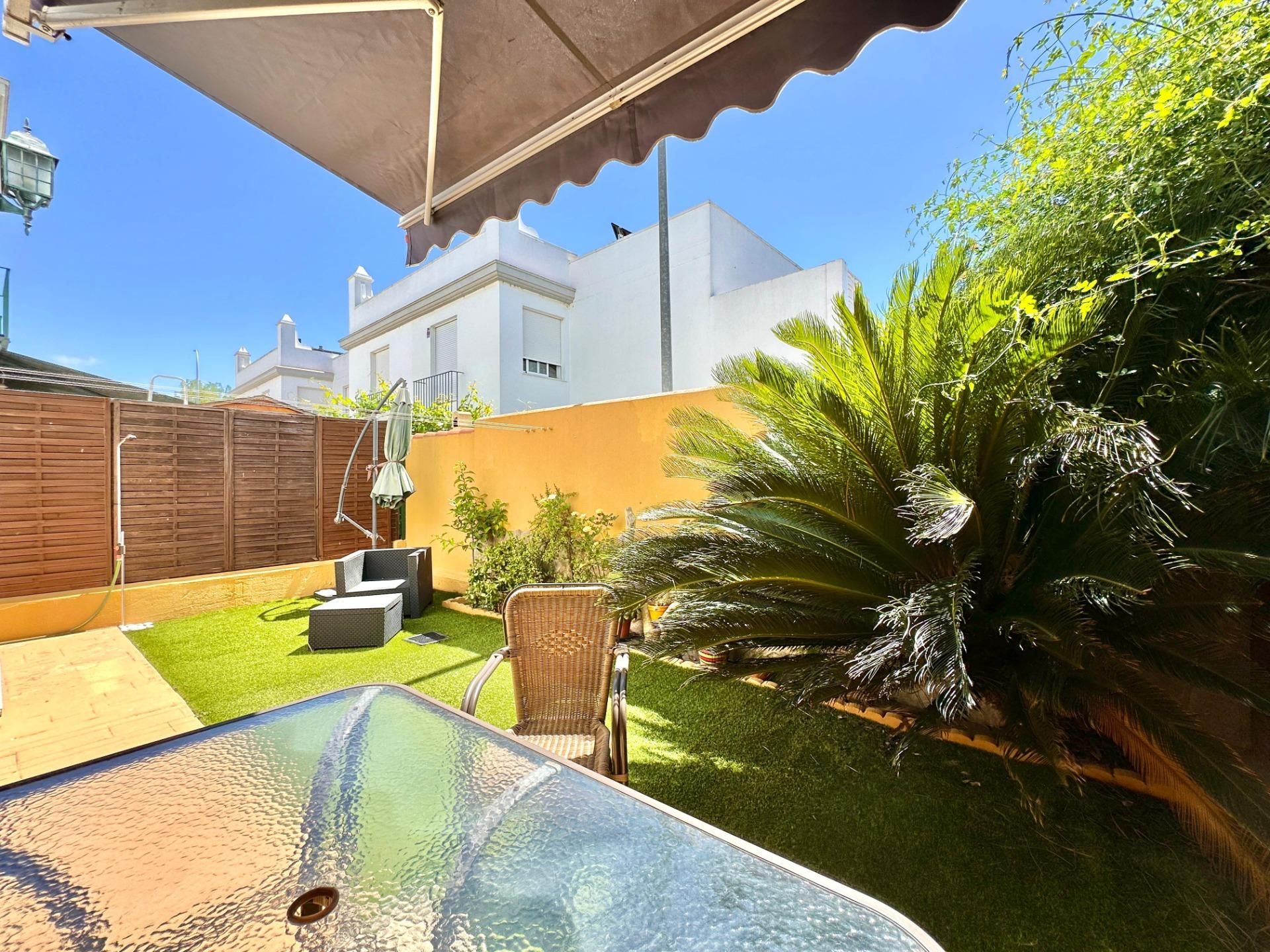 Jardí de Casa adosada en venda en Puerto Real amb Aire condicionat, Calefacció i Jardí privat