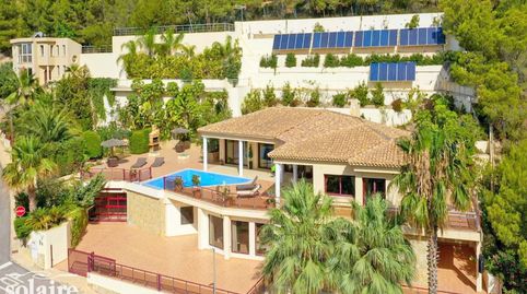 Chalet de lujo con  vistas  al  mar  y  montaña , y  casa  de  invitados independiente.