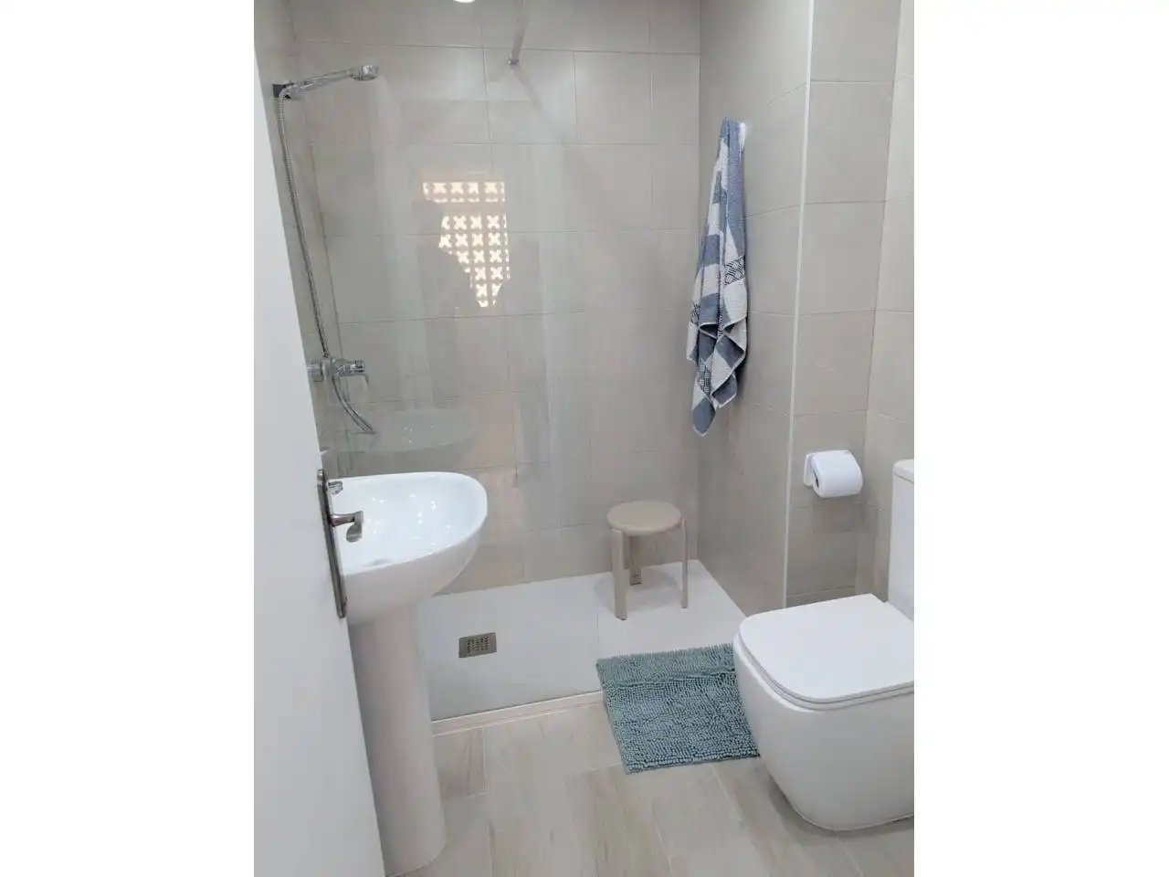 Baño de Piso de alquiler en Vilanova i la Geltrú con Jardín privado, Terraza y Amueblado