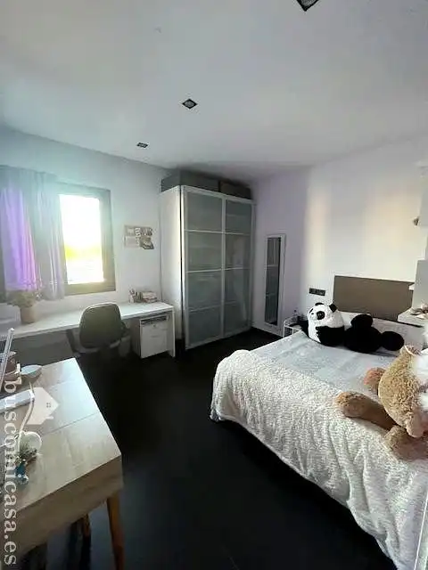 Dormitori de Casa o xalet en venda en Linares amb Jardí privat, Terrassa i Piscina