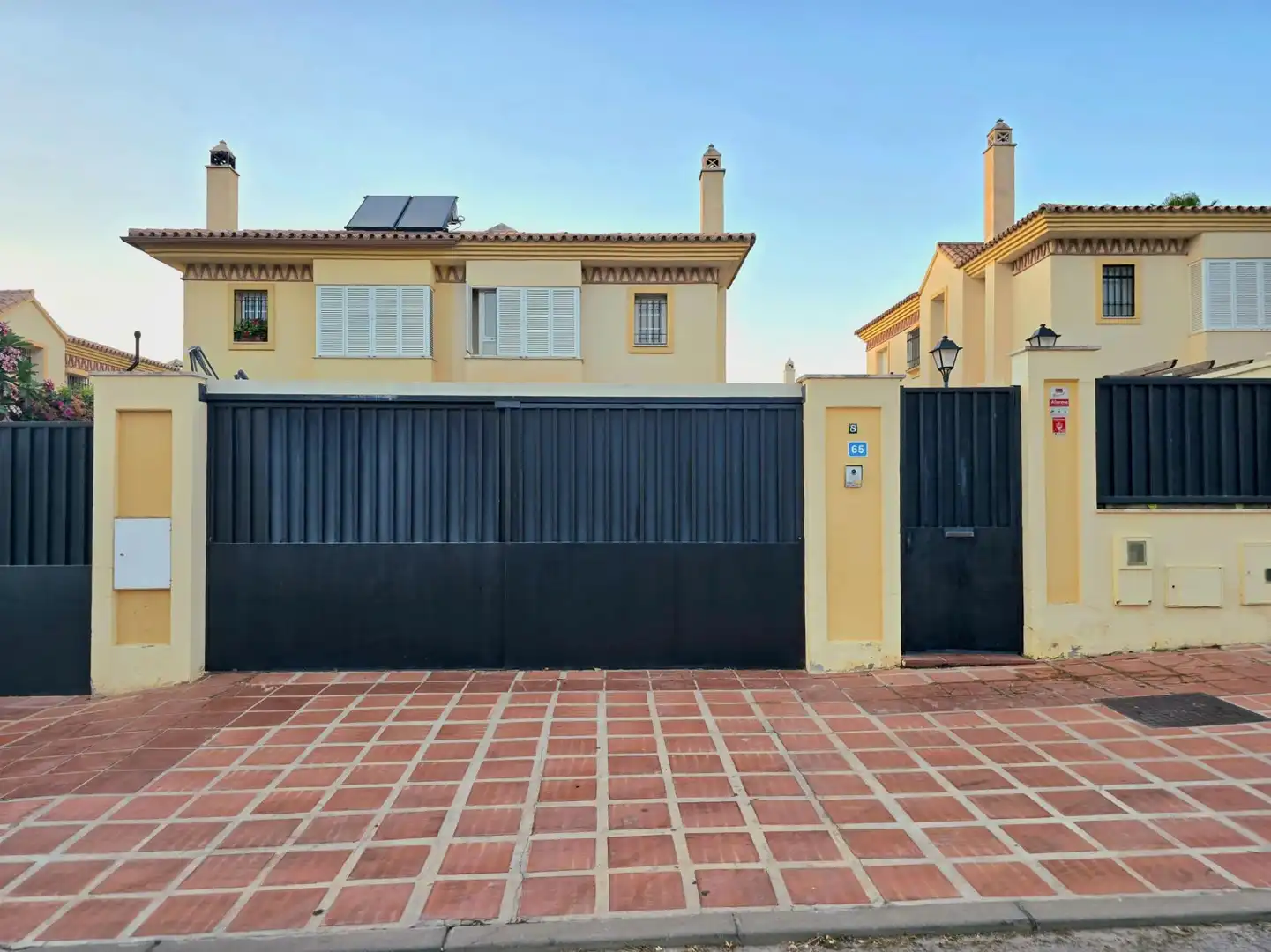 Vista exterior de Casa adosada en venda en Alhaurín de la Torre amb Aire condicionat, Calefacció i Terrassa