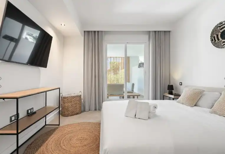 Dormitori de Planta baixa en venda en Estepona amb Aire condicionat, Jardí privat i Terrassa