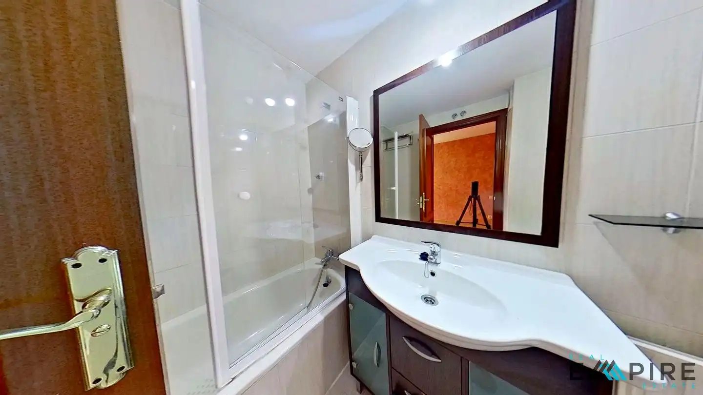 Baño de Piso en venta en Madrid con Calefacción, Trastero y Piscina