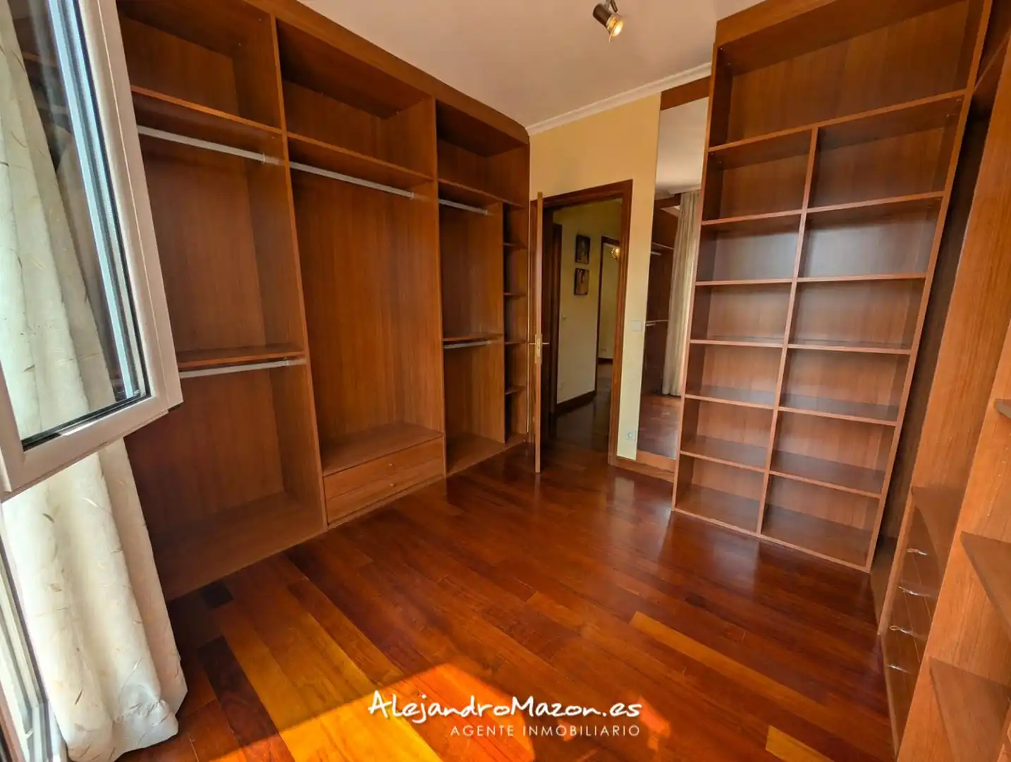 Schlafzimmer von Einfamilien-Reihenhaus zum Verkauf in Castro-Urdiales mit Heizung, Privatgarten und Terrasse