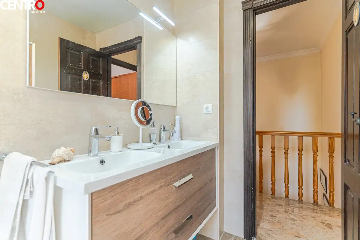 Baño de Casa o chalet en venta en La Zubia con Aire acondicionado, Calefacción y Jardín privado