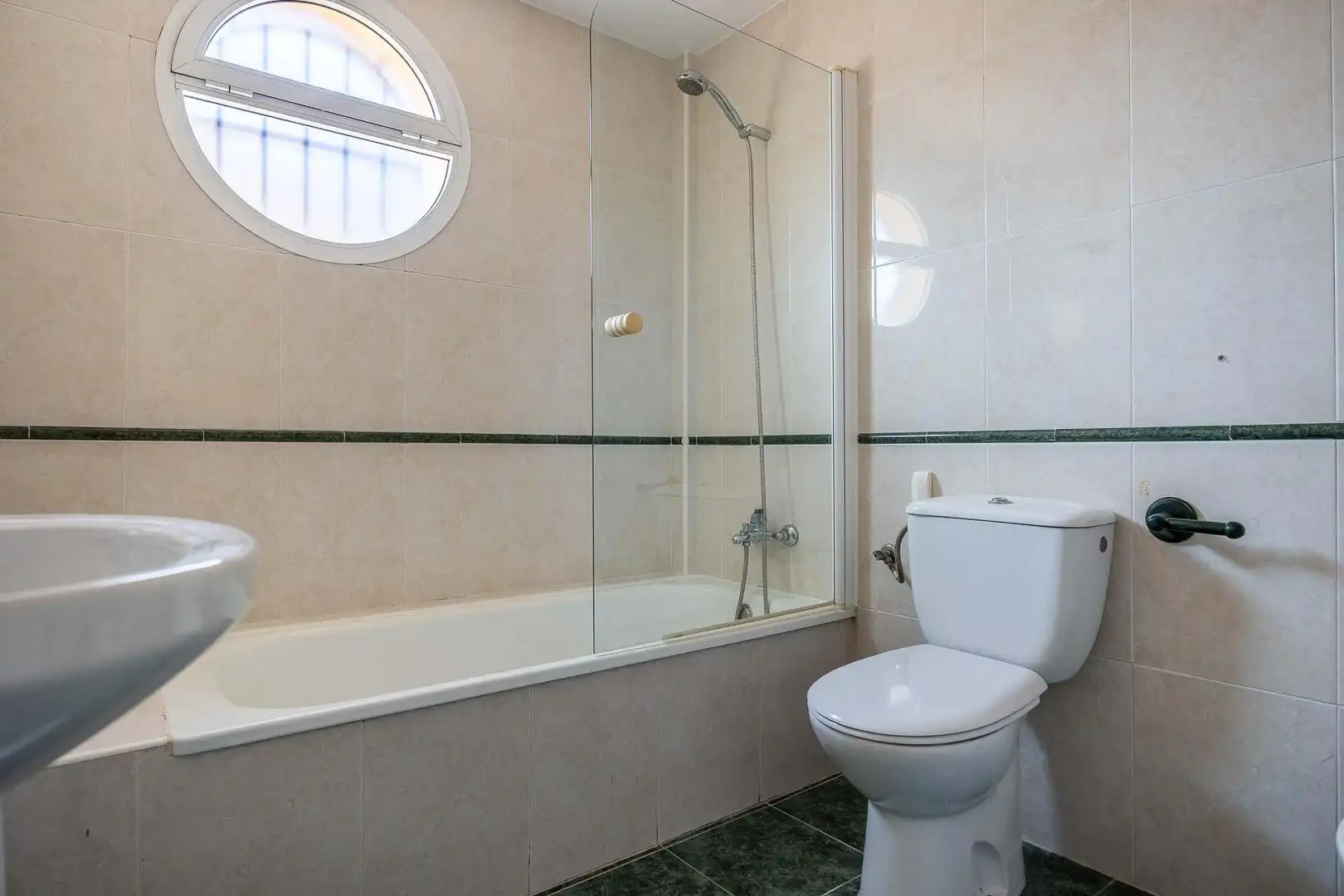 Baño de Casa adosada de alquiler en Espartinas con Aire acondicionado, Calefacción y Jardín privado