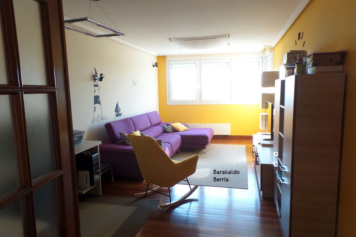 Sala de estar de Piso en venta en Barakaldo  con Calefacción, Jardín privado y Trastero