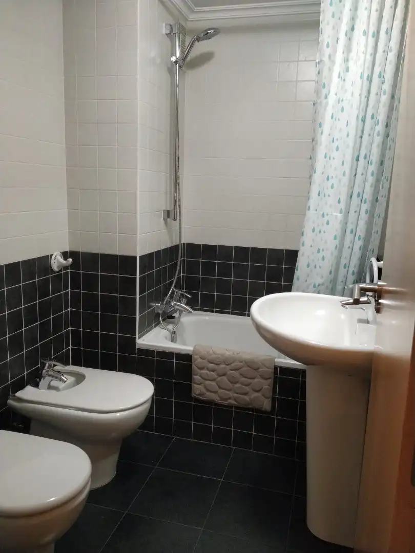 Badezimmer von Wohnung zur untervermieten in  Logroño mit Möbliert