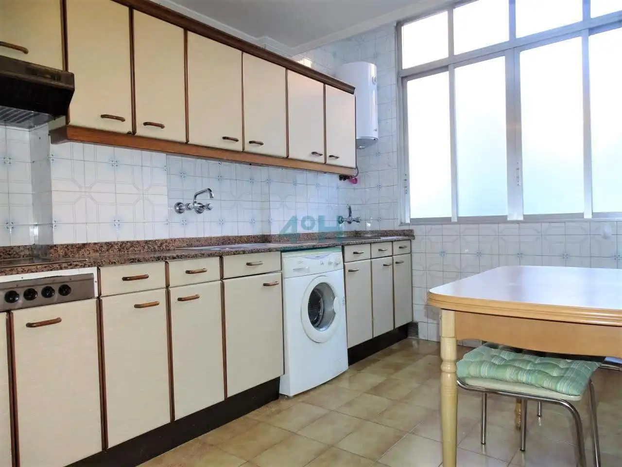 Cuina de Apartament en venda en Ourense Capital  amb Calefacció, Parquet i Moblat