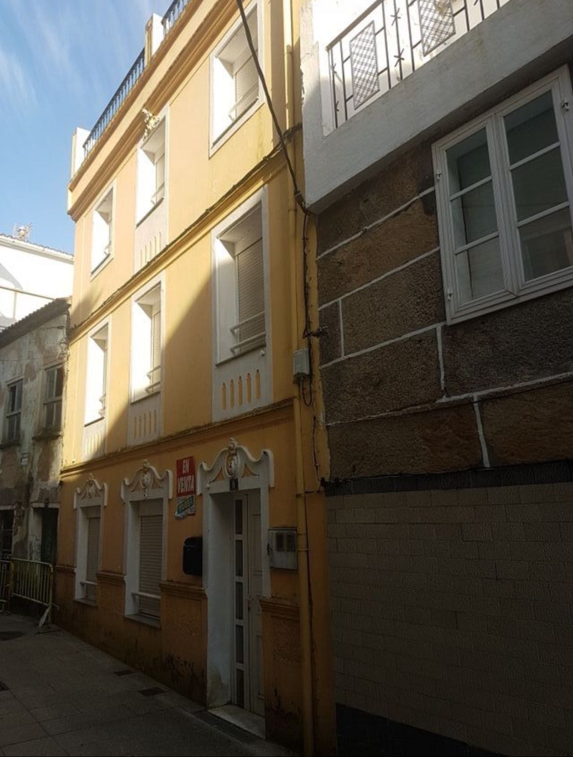 Vista exterior de Casa o xalet en venda en Noia amb Terrassa i Moblat