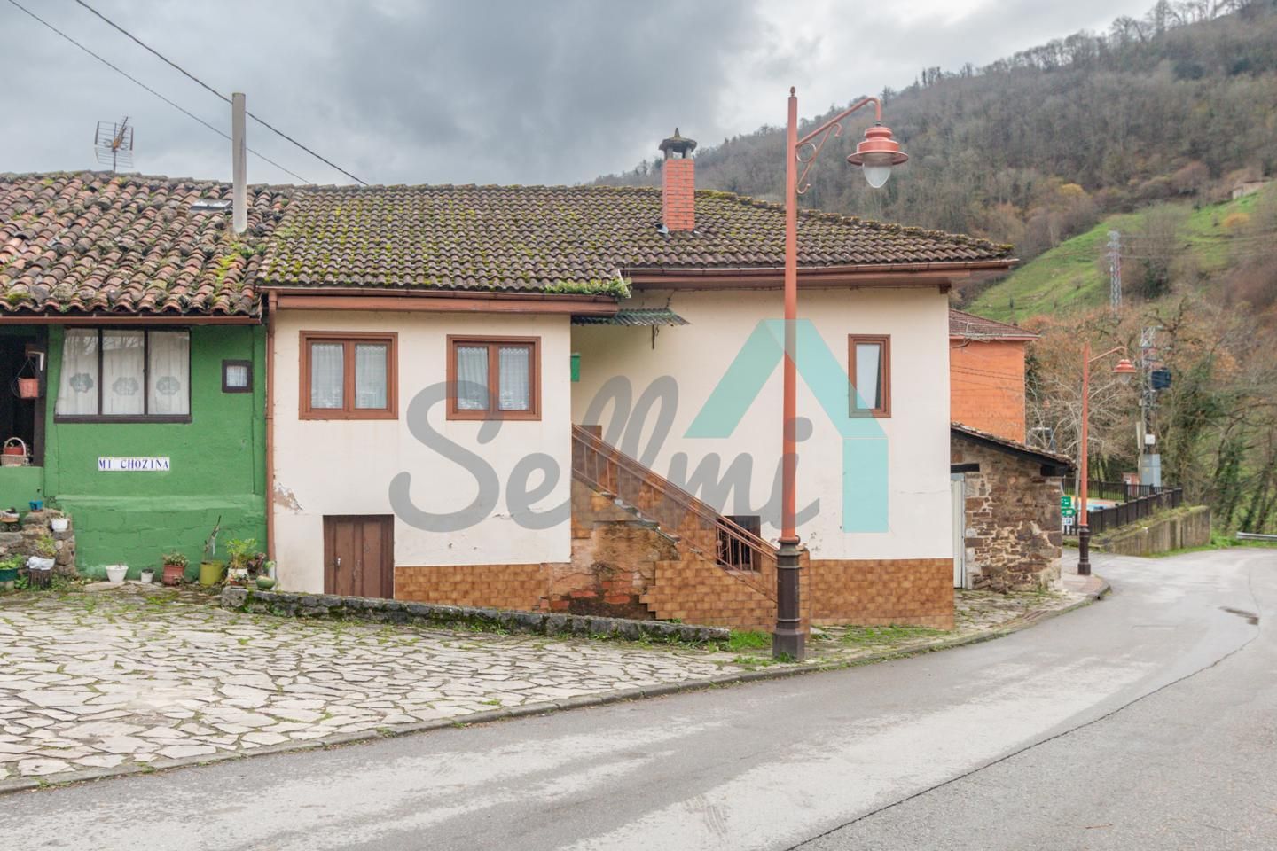 Vista exterior de Casa adosada en venda en Quirós amb Calefacció i Traster