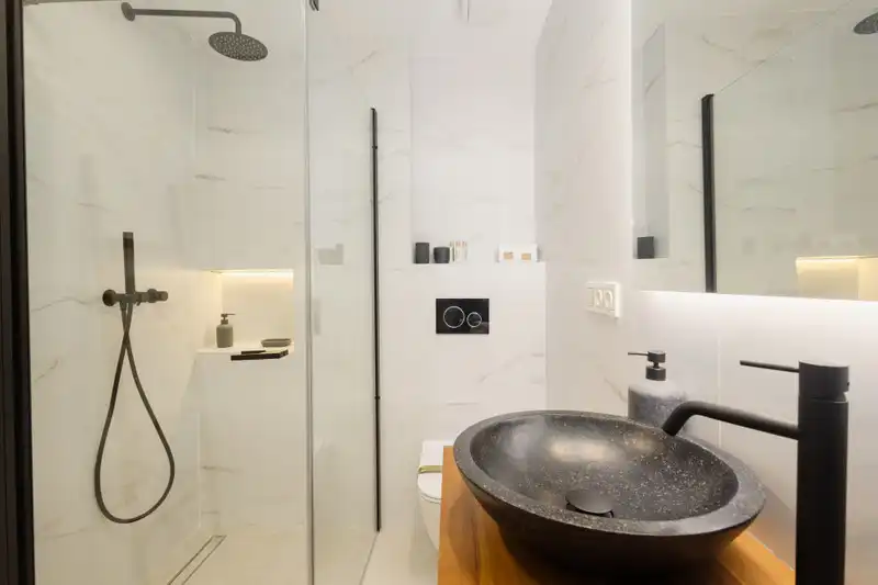 Badezimmer von Wohnungen zur Miete in Marbella mit Klimaanlage, Möbliert und Fernseher