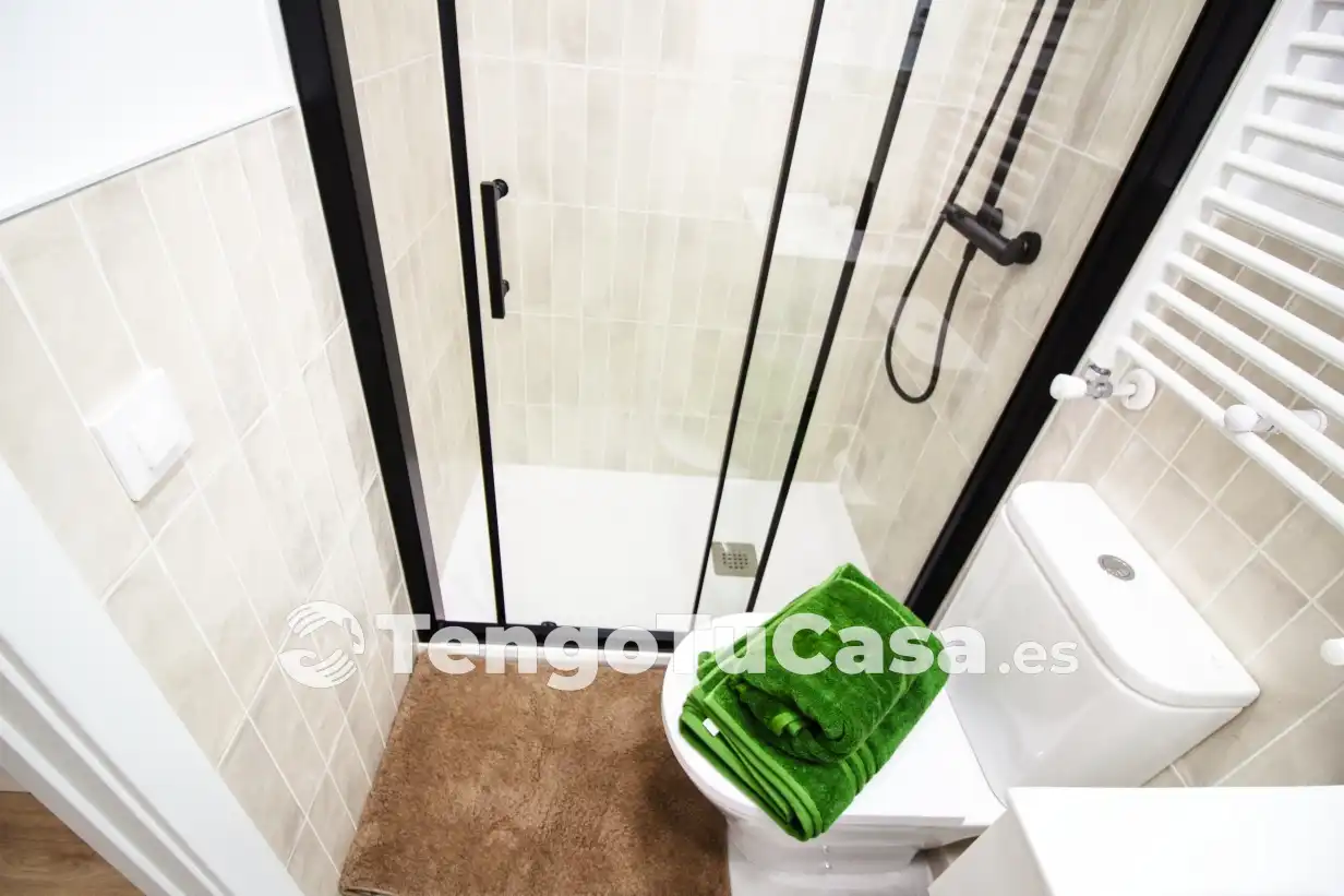 Bathroom of Flat for sale in Madrid  with Air Conditioner, Heating and Parquet flooring