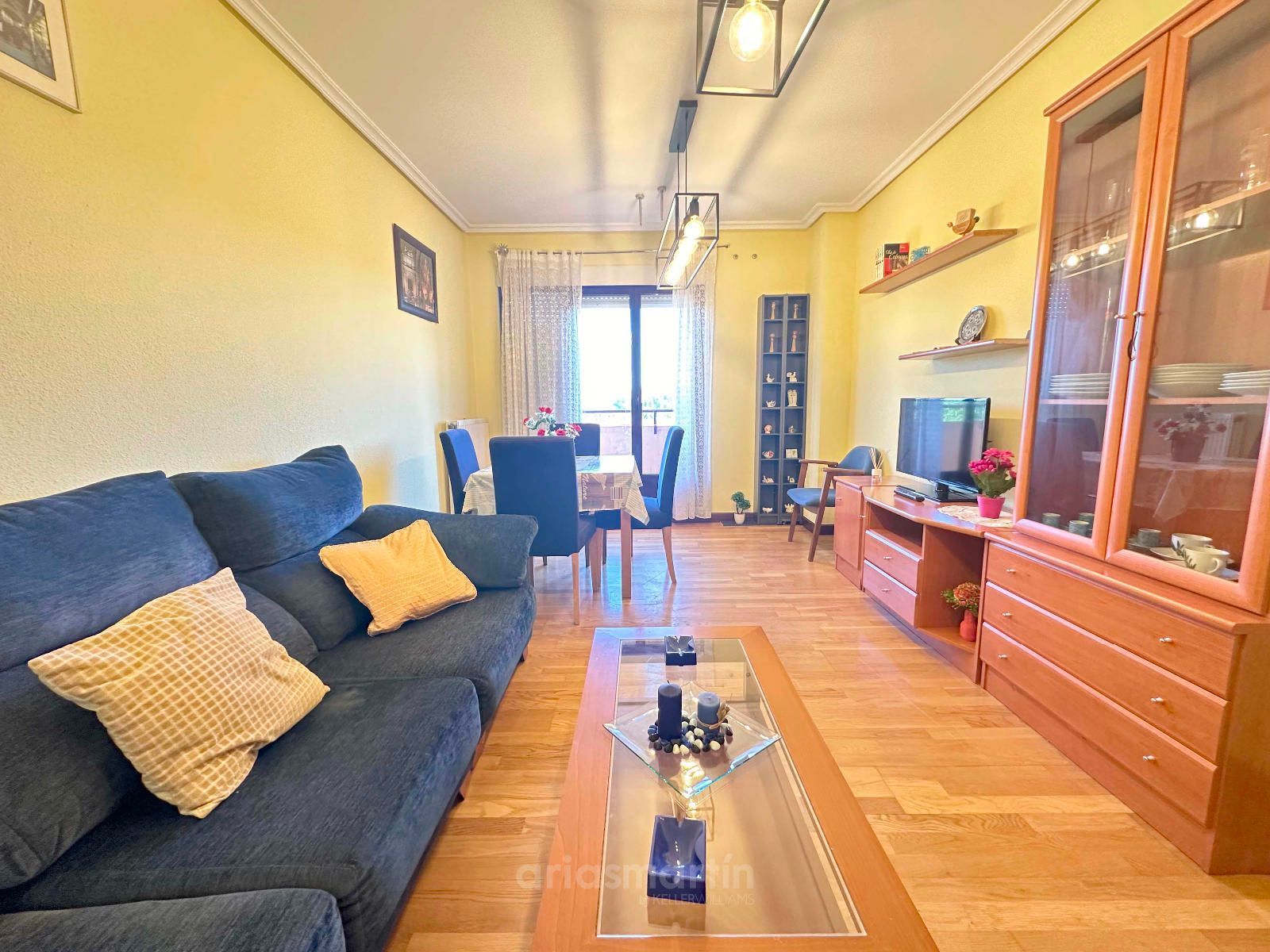 Sala de estar de Piso de alquiler en Salamanca Capital con Calefacción, Terraza y Piscina