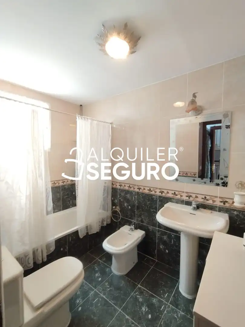 Bany de Casa o xalet de lloguer en Fuengirola amb Terrassa, Piscina i Moblat