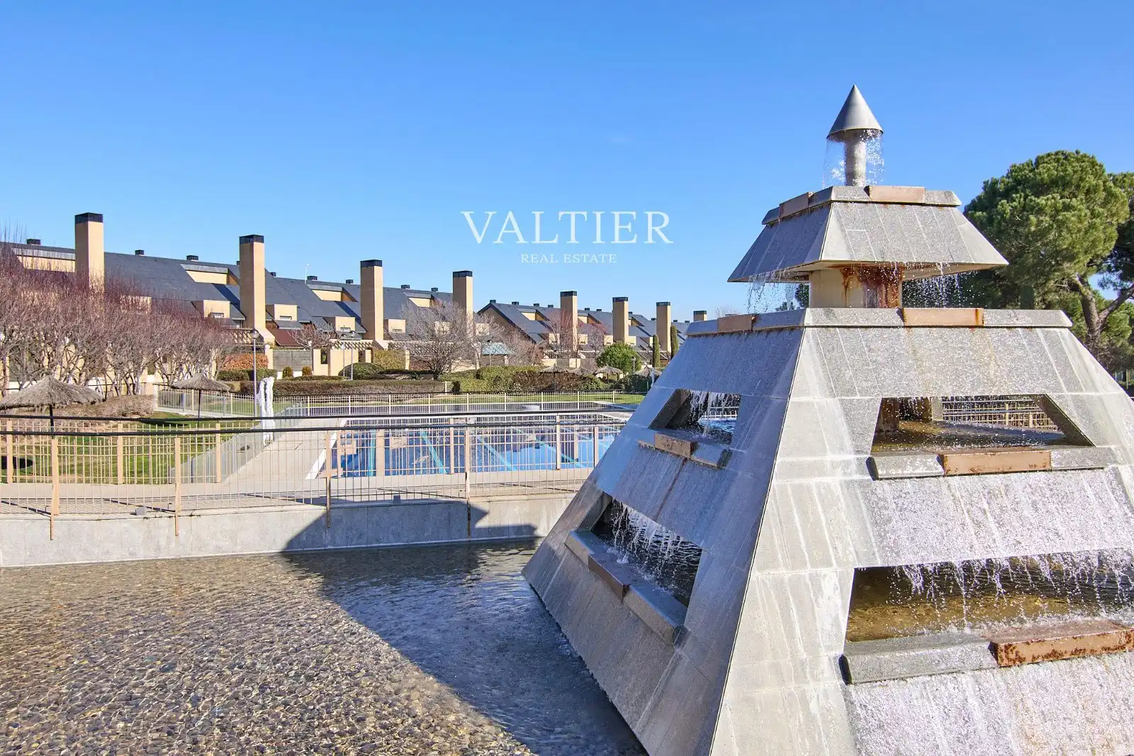 Vista exterior de Casa adosada en venda en Pozuelo de Alarcón amb Aire condicionat, Traster i Piscina