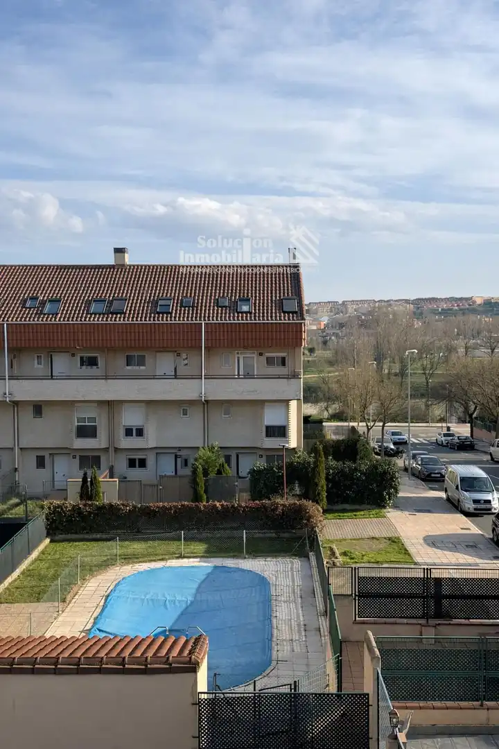 Vista exterior de Dúplex de alquiler en Salamanca Capital con Calefacción, Terraza y Piscina