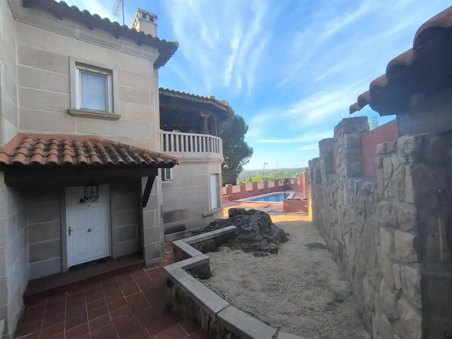 Außenansicht von Wohnung zum Verkauf in Torrelodones mit Klimaanlage, Schwimmbad und Balkon