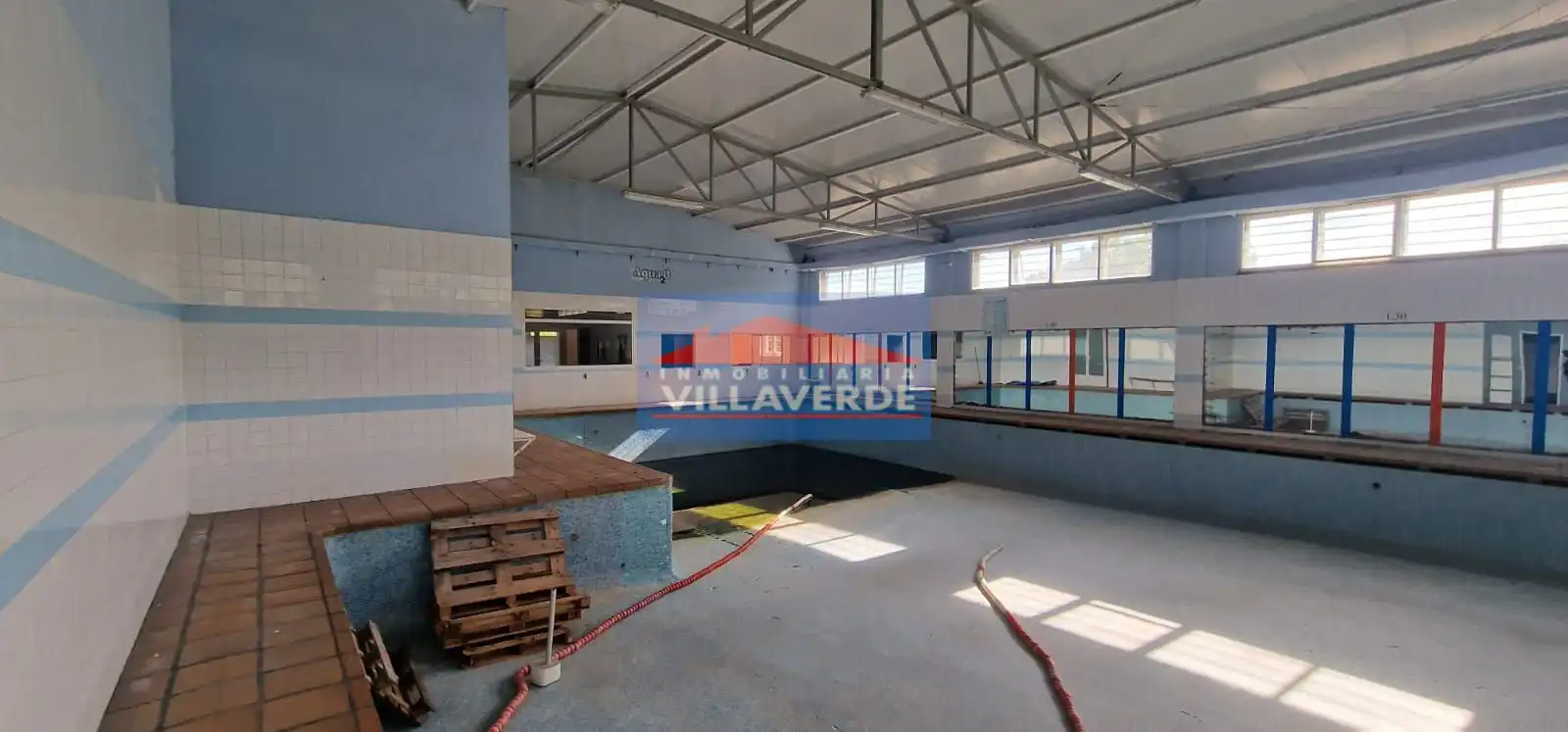 Swimming pool of Industrial buildings for rent in Cangas 
