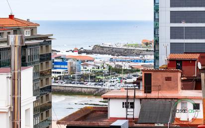 Vista exterior de Pis en venda en Gijón  amb Jardí privat i Terrassa