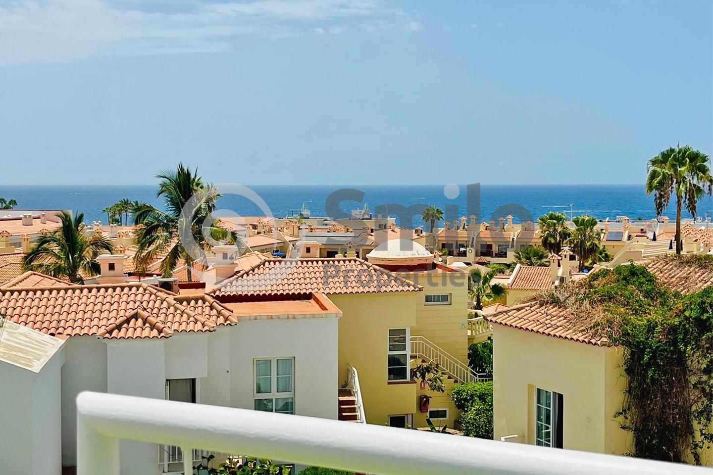 Vista exterior de Àtic en venda en Adeje amb Aire condicionat, Terrassa i Piscina comunitària
