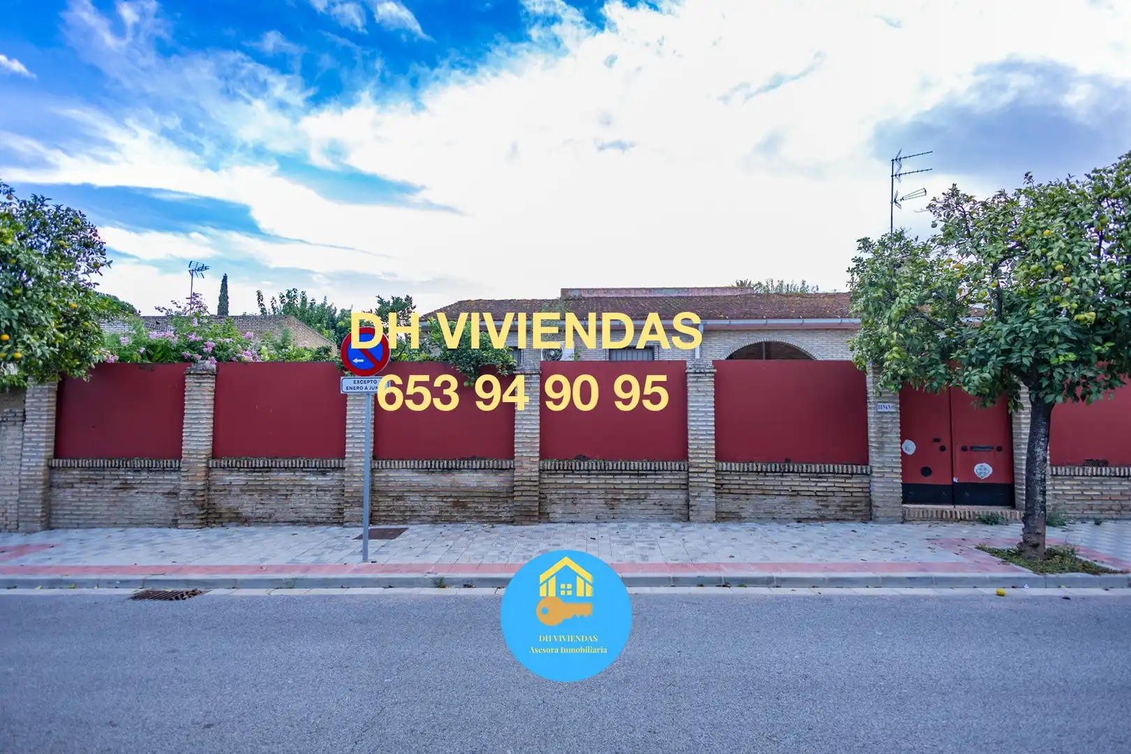 Exterior view of Houses for sale in Dos Hermanas  with Air Conditioner, Private garden and Terrace