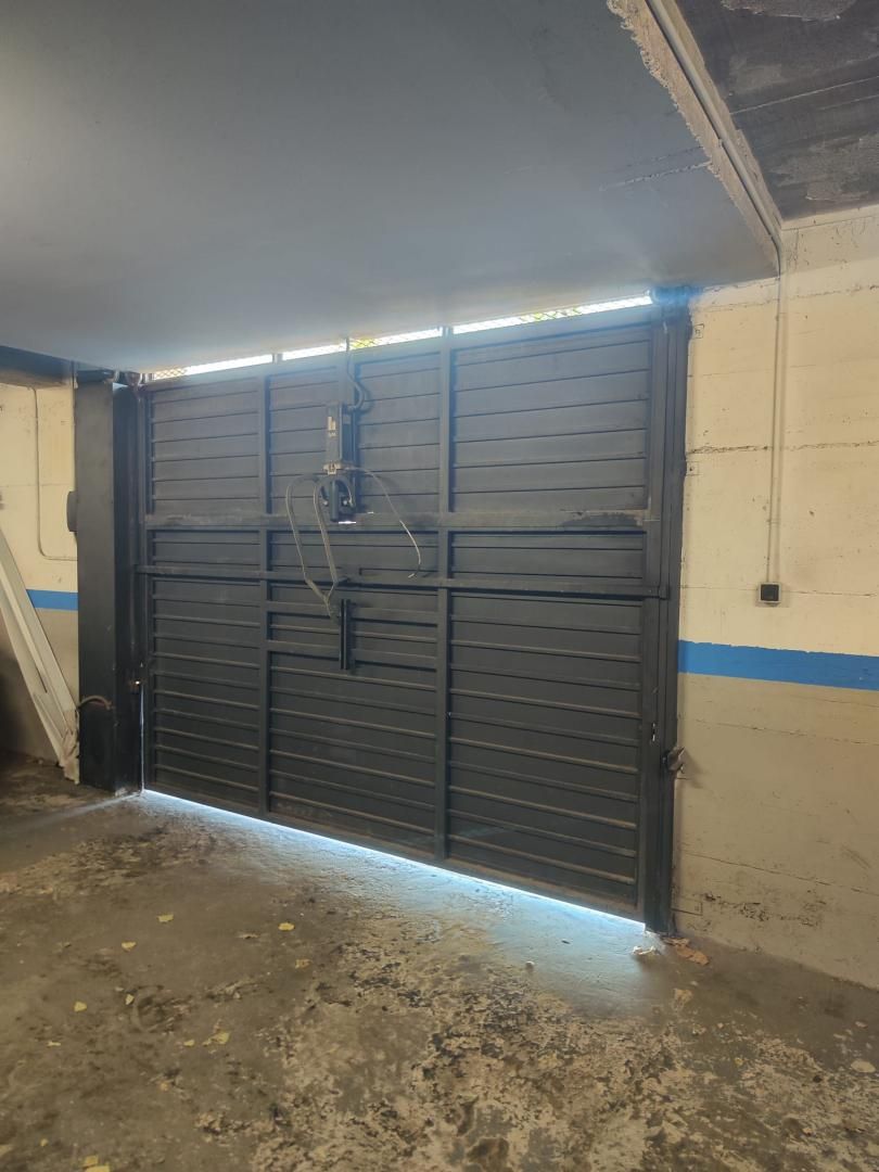 Aparcament de Casa adosada en venda en  Barcelona Capital amb Calefacció, Terrassa i Piscina