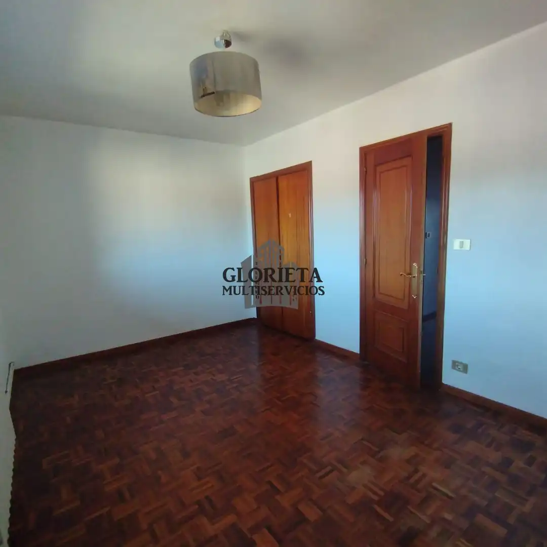 Habitación de Piso en venta en Vigo  con Calefacción, Parquet y Terraza