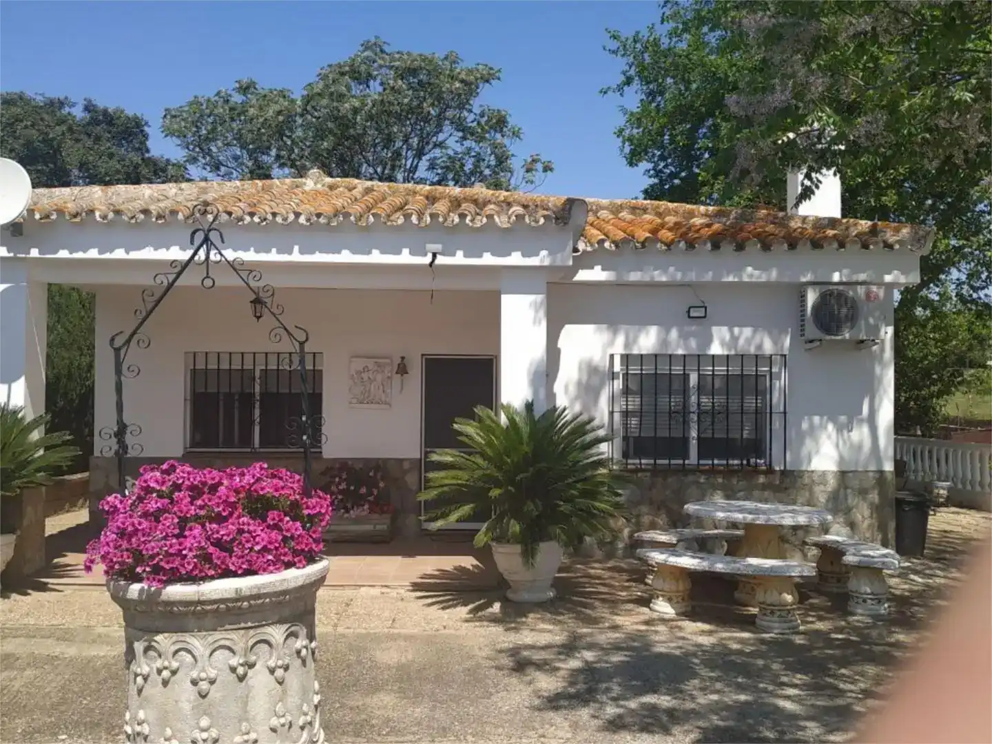 Vista exterior de Pis en venda en Castilblanco de los Arroyos amb Aire condicionat, Jardí privat i Piscina