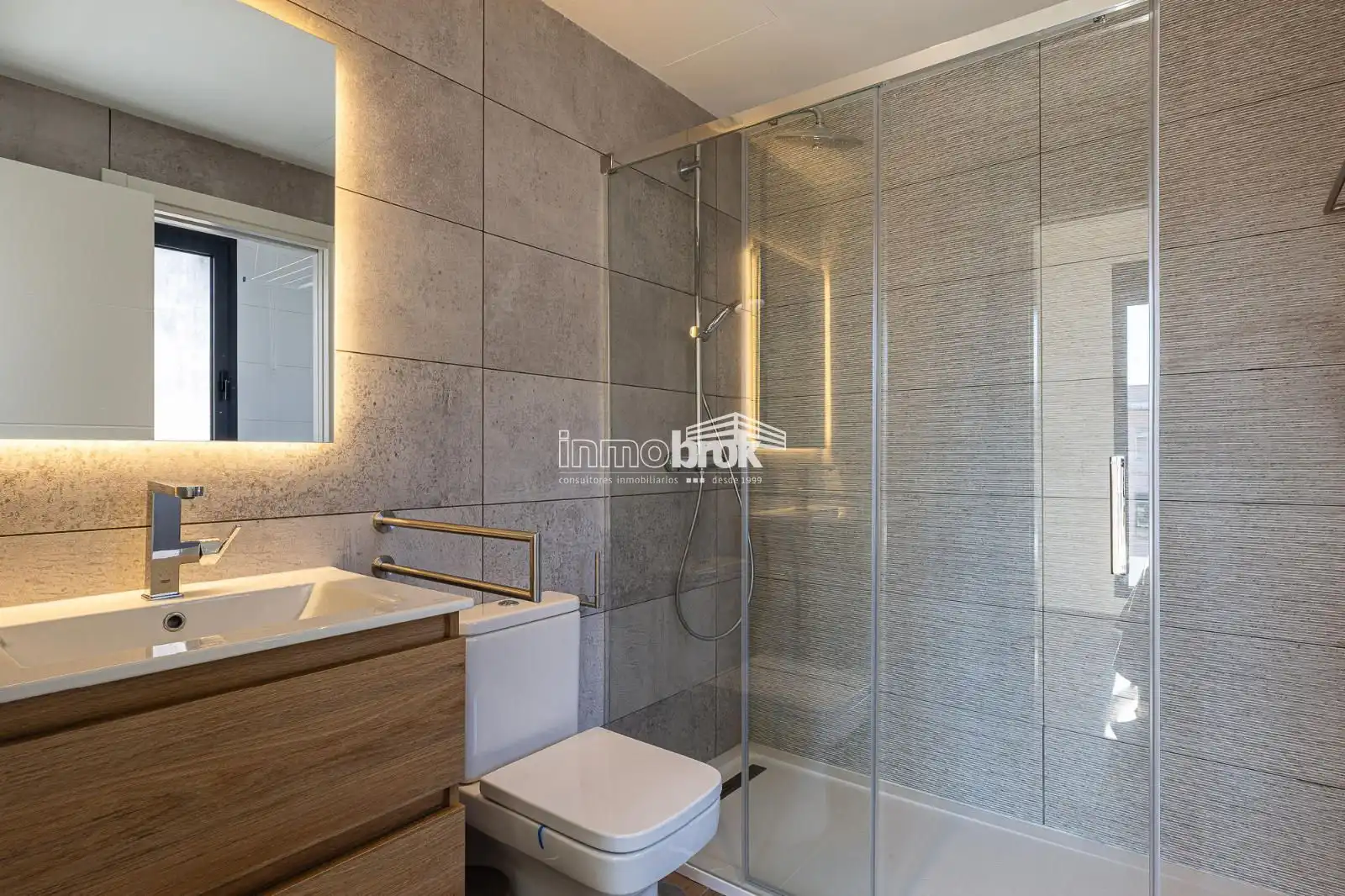 Baño de Piso de alquiler en Madrid con Aire acondicionado, Trastero y Piscina