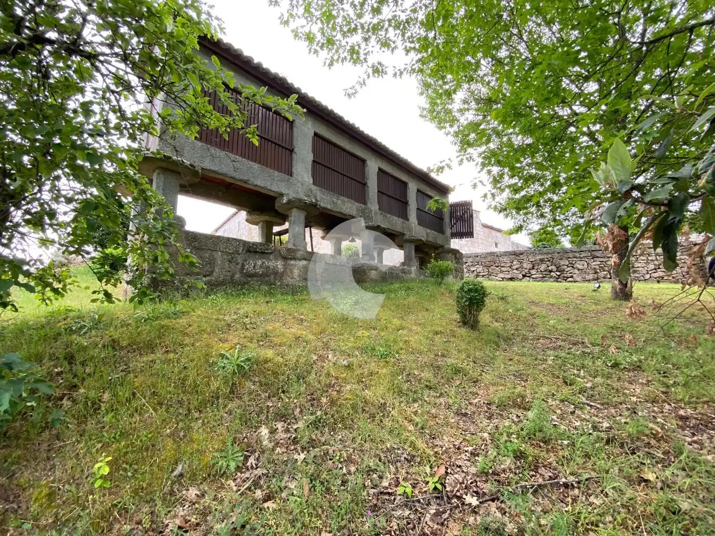 Vista exterior de Casa o xalet en venda en San Cibrao das Viñas amb Calefacció, Jardí privat i Parquet