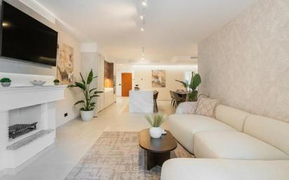 Sala d'estar de Apartament en venda en Marbella amb Aire condicionat, Terrassa i Traster