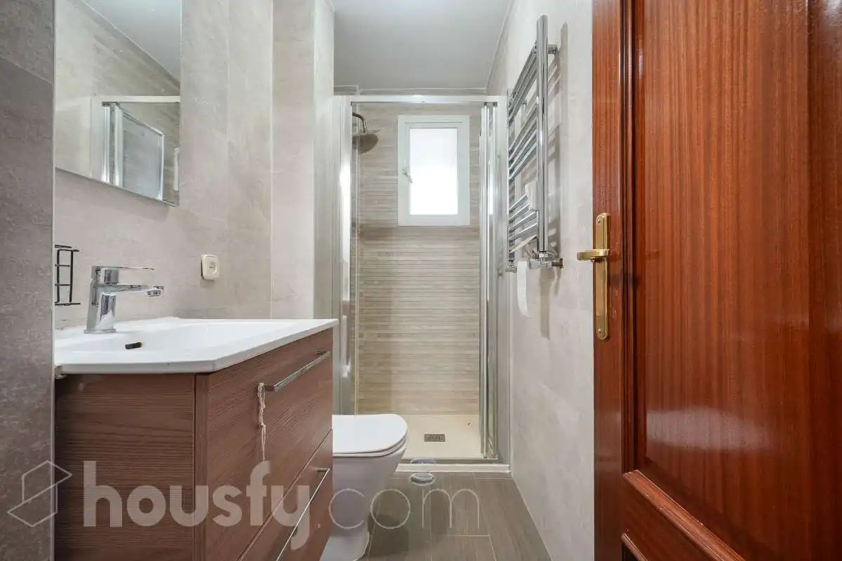 Bathroom of Flat for sale in Madrid  with Air Conditioner, Heating and Storage room