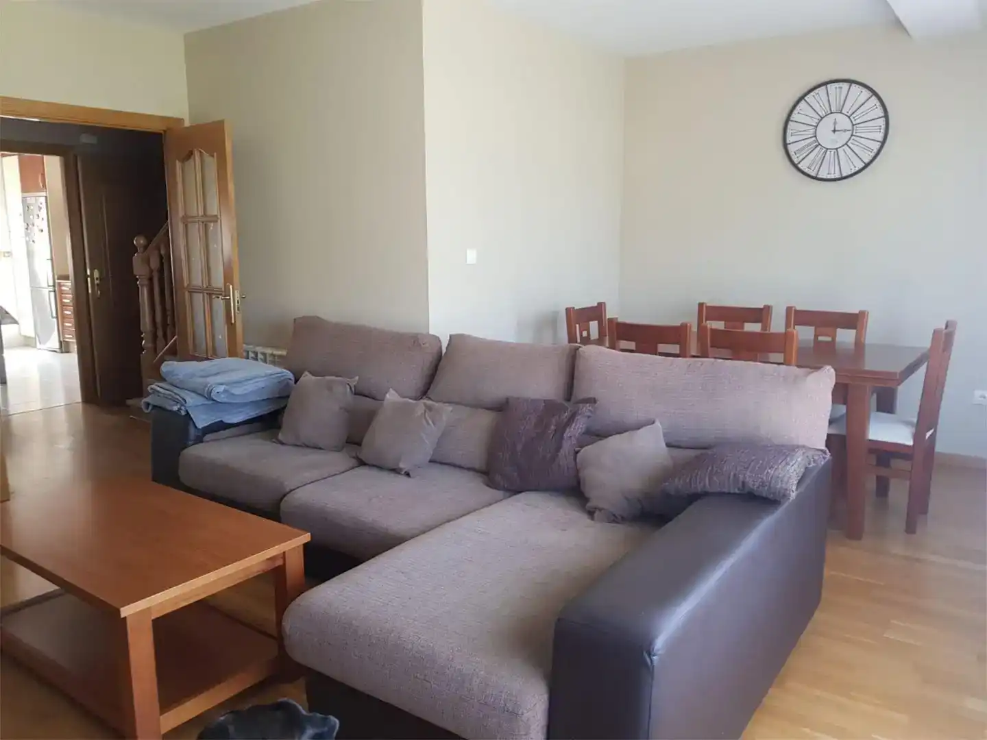 Sala d'estar de Casa adosada en venda en Cabañas Raras amb Jardí privat, Parquet i Moblat