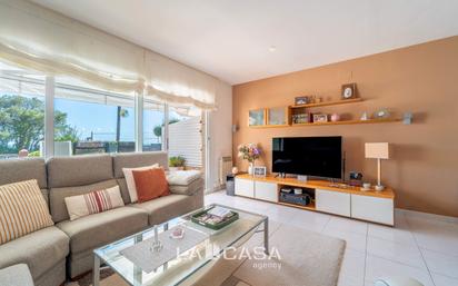 Living room of Single-family semi-detached for sale in Castelldefels  with Air Conditioner, Swimming Pool and Balcony