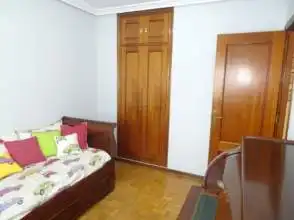 Schlafzimmer von Wohnung zur Miete in Gijón  mit Heizung, Parkett und Möbliert