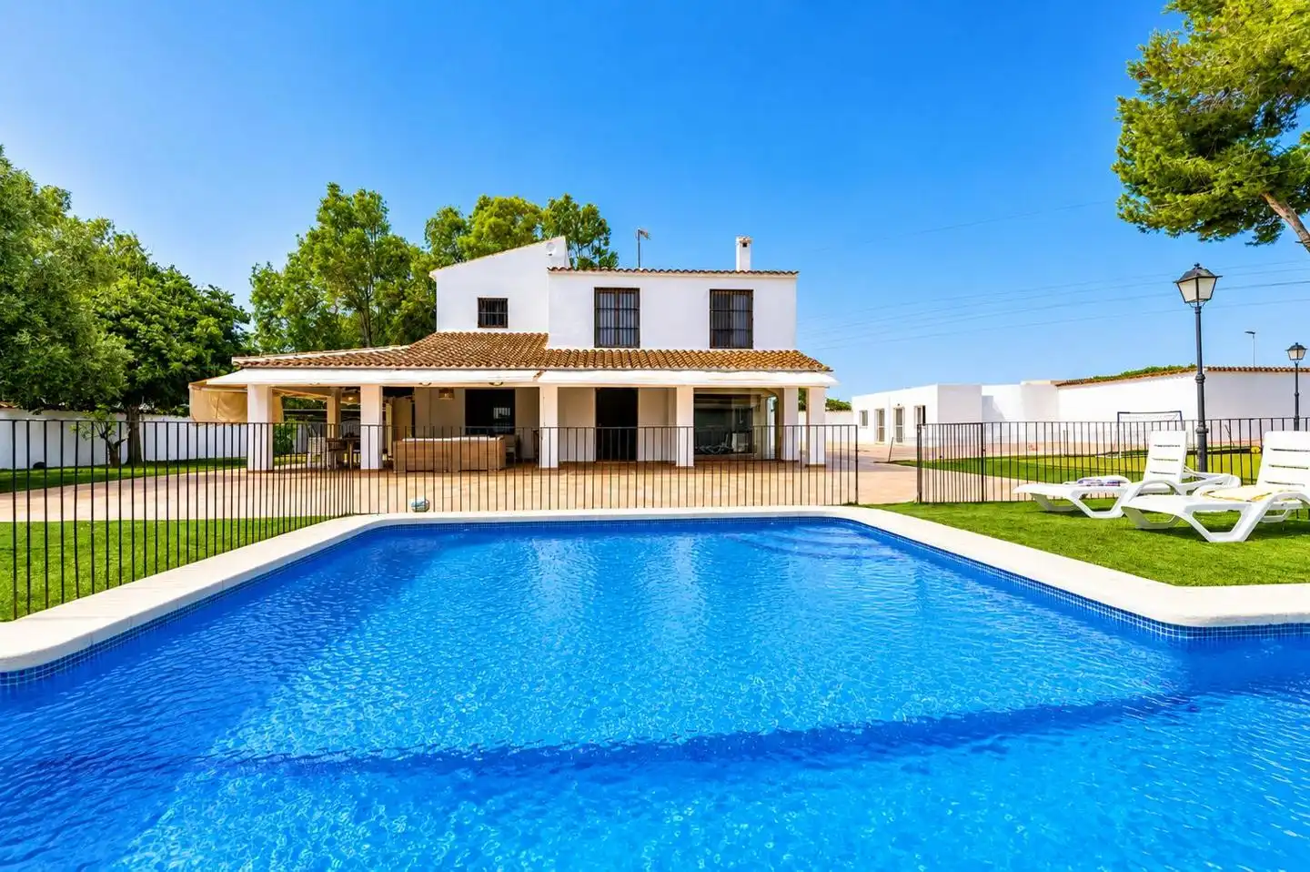 Vista exterior de Casa o chalet en venta en Santa Pola con Calefacción, Jardín privado y Parquet