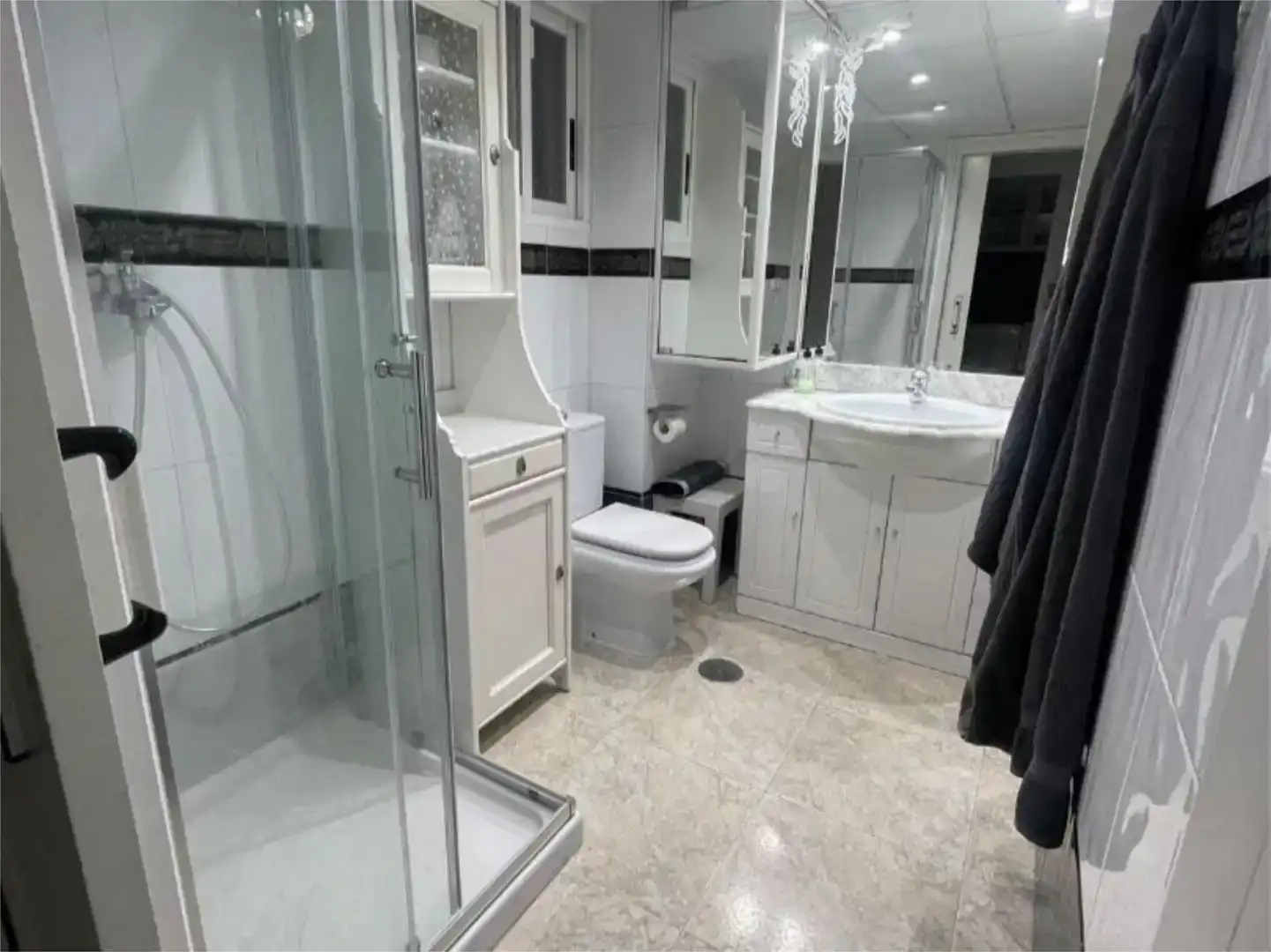 Badezimmer von Wohnung zur Miete in Benidorm mit Klimaanlage, Privatgarten und Schwimmbad