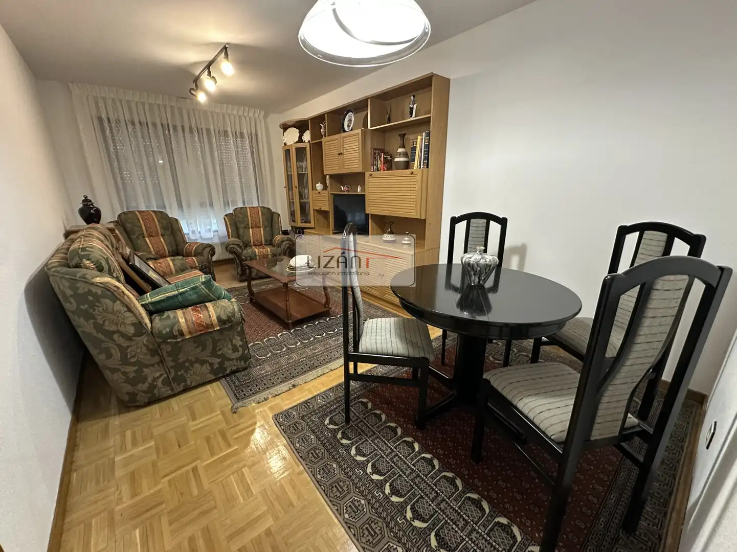 Sala d'estar de Pis de lloguer en Oviedo  amb Calefacció, Parquet i Moblat