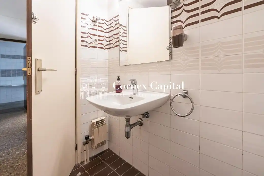 Baño de Piso en venta en Barcelona con Calefacción y Terraza