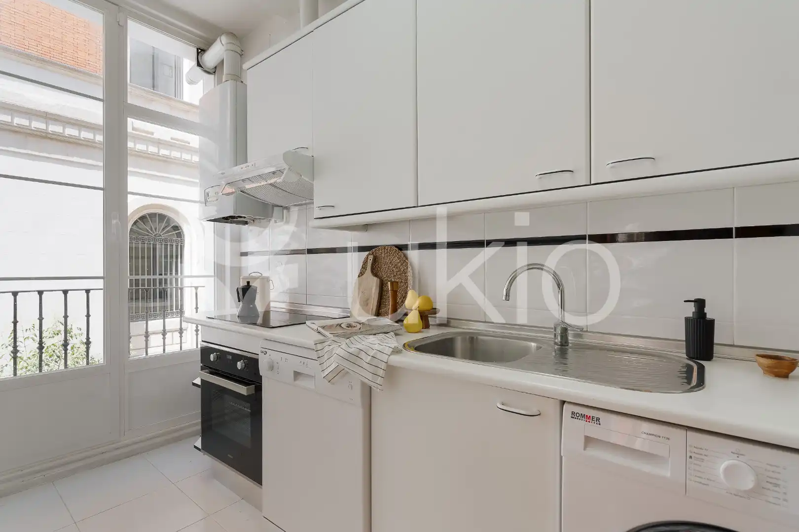 Cuina de Apartament de lloguer en Madrid amb Aire condicionat, Calefacció i Moblat