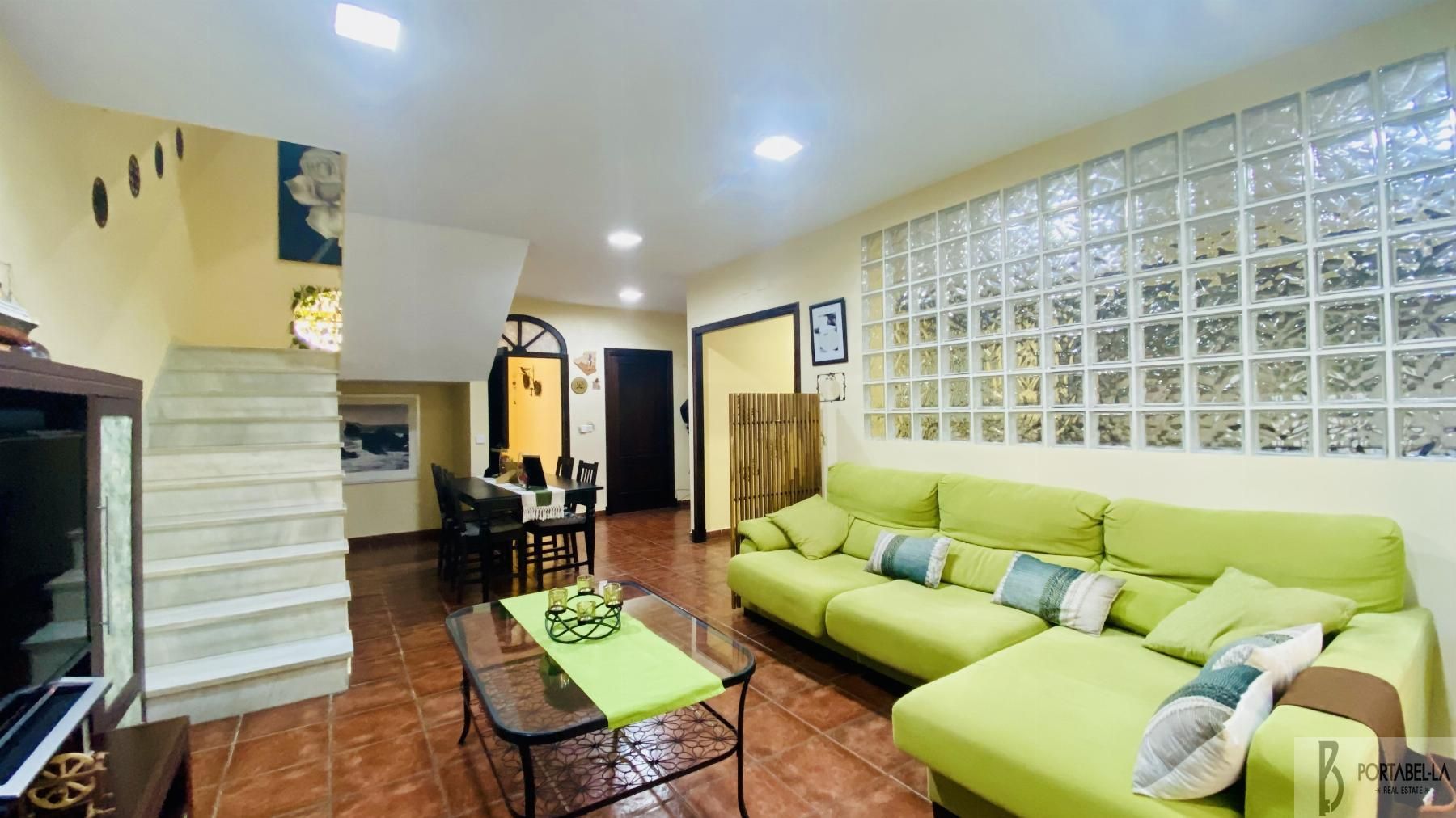 Sala d'estar de Casa adosada en venda en El Puerto de Santa María amb Aire condicionat, Terrassa i Traster