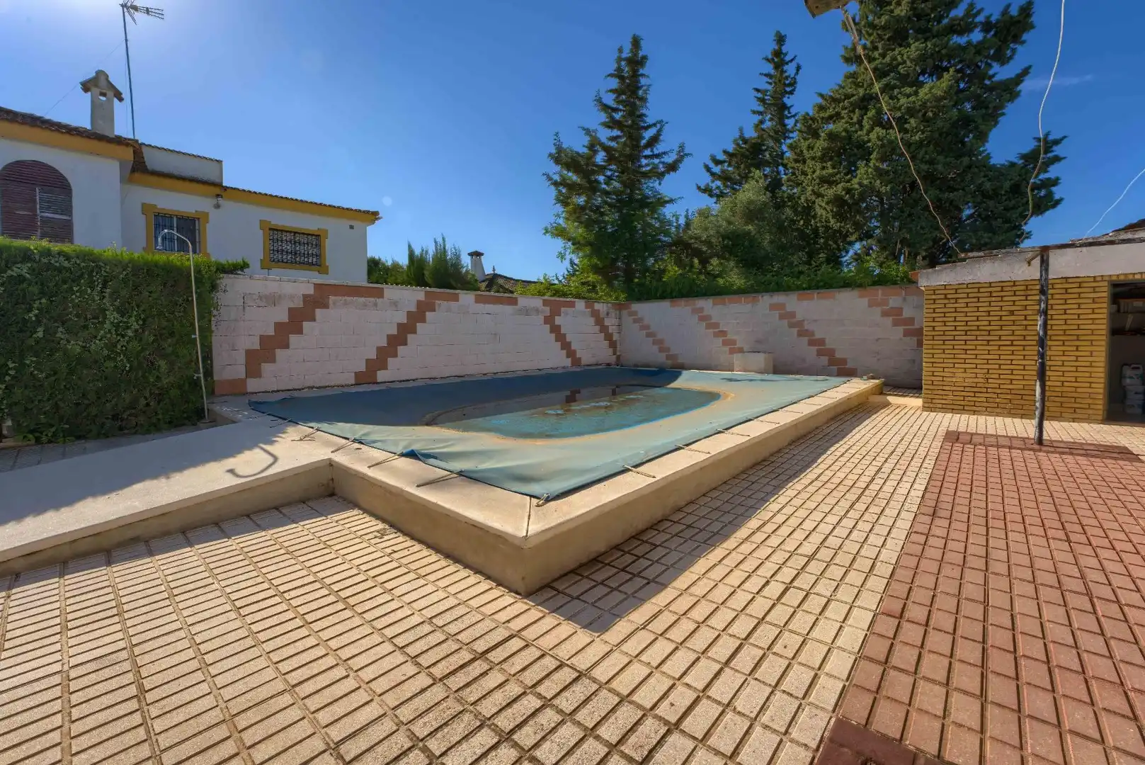 Swimming pool of Houses for sale in Palomares del Río  with Air Conditioner, Heating and Private garden