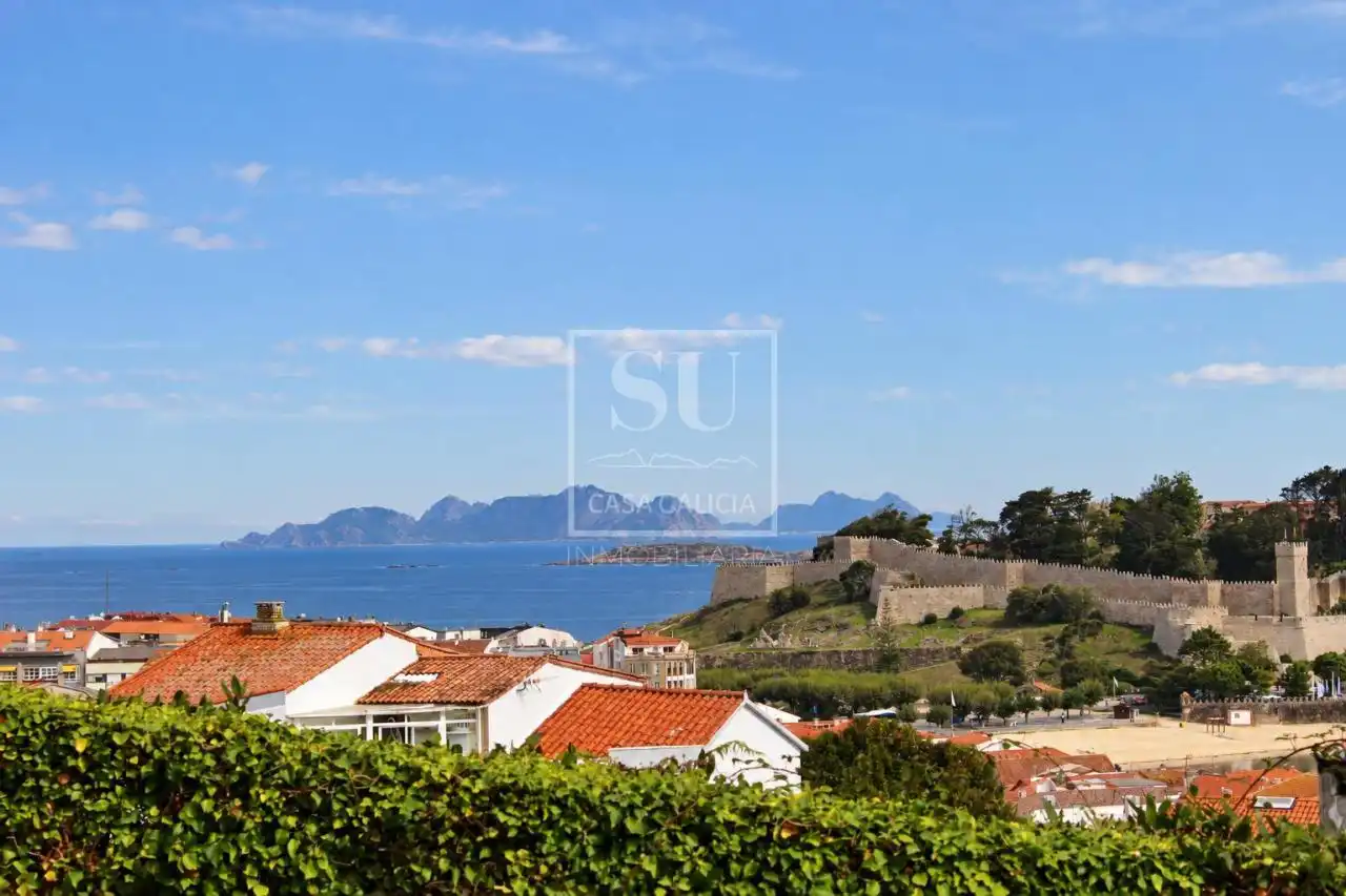 Vista exterior de Casa adosada en venda en Baiona amb Calefacció, Jardí privat i Terrassa