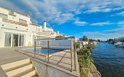 Vista exterior de Casa o xalet en venda en Empuriabrava amb Aire condicionat i Piscina